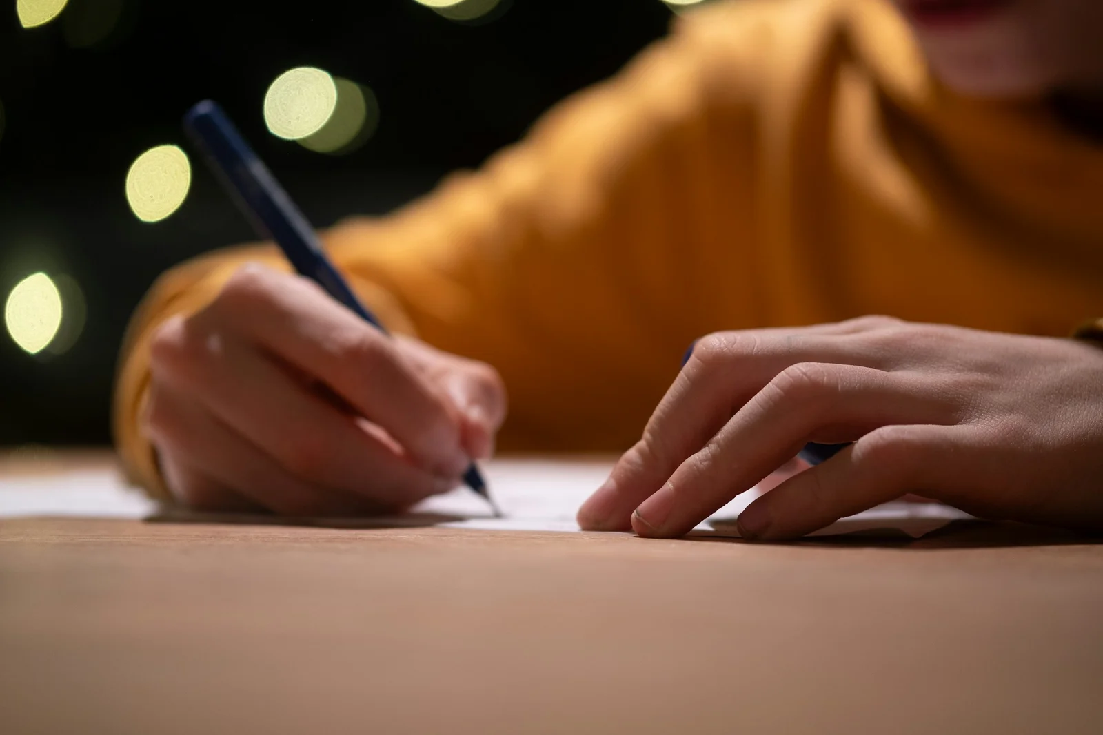 How to Start a Paragraph & 70+ Words to Instantly Hook Your Reader
